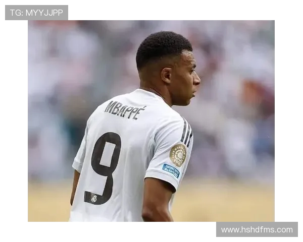 身披阿什拉夫球衣的姆巴佩圣诞假期更新社媒展现足球情谊运动风采 身披阿什拉夫球衣的姆巴佩圣诞假期更新社媒展现足球情谊运动风采